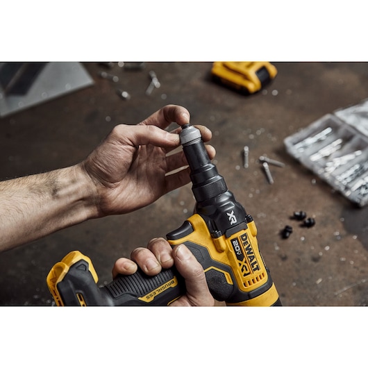 DEWALT 20V MAX* XR® 3/16 Inches Rivet Tool tool-free nose piece change feature image 