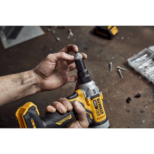 DEWALT 20V MAX* XR® 1/4 Inches Rivet Tool tool-free nose piece change feature image 