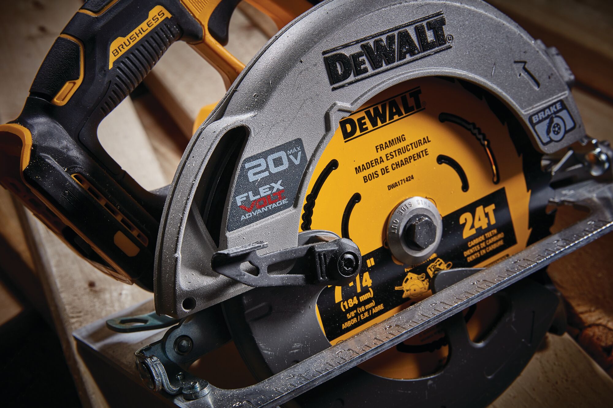 Electric brake feature of brushless cordless circular saw with FLEXVOLT Advantage.