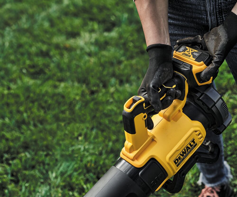 20 volts MAX* 5 AMP hour feature of  LITHIUM ION XR® Brushless, handheld blower