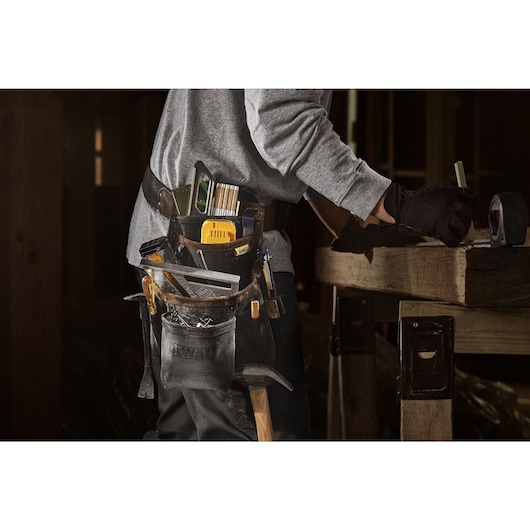 CONSTRUCTION WORKER WEARING DEWALT LEATHER TOOL POUCH AND BELT